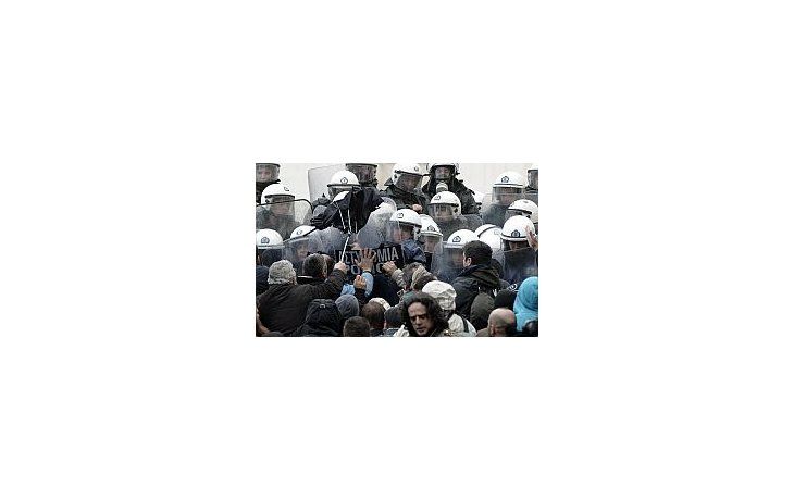 La policía griega se enfrenta con los manifestantes.-