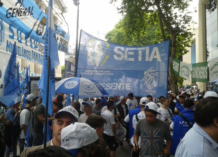 Clásico de acto moyanista: basura y caos de tránsito (foto 8)