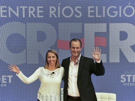 El reelecto gobernador de Entre Ríos, Gustavo Bordet junto a su compañera de formula Laura Stratta celebra el resultado de las elecciones.