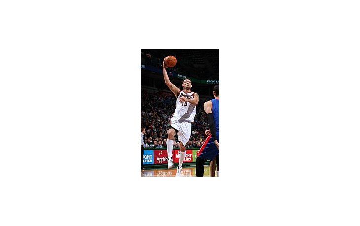 Delfino aportó 10 puntos en una nueva victoria de Milwaukee.
