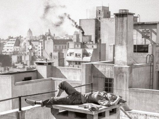 Annemarie Heinrich. Veraneando en la ciudad, una foto ajena al afán experimentalista de sus collages y montajes expresionistas.