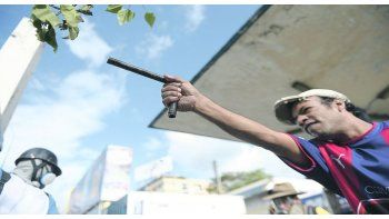 ámbito.com | Fuego. Un antichavista dispara un arma casera durante una protesta en Caracas. La violencia se extiende peligrosamente en Venezuela.