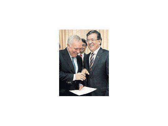 Nicanor Duarte Frutos ayer, junto al presidente del Congreso paraguayo, Miguel Saguier, tras entregarle su carta de renuncia. La salida del poder del Partido Colorado después de 61 años de hegemonía provoca polémicas y reacomodamientos políticos.