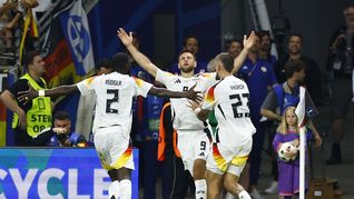 Niclas Fullkrug celebra el empate agónico de Alemania con Antonio Rudiger y Robert Andrich. El seleccionado de fútbol germano se aseguró clasificar como líder de su grupo.