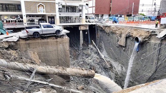 Frente a un hospital y una comisaría, la calle se desplomó y generó un pozo de más de 50 metros.