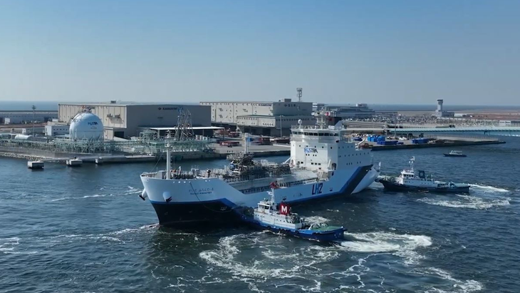 El transportador de hidrógeno licuado Suiso Frontier fue construido por Kawasaki Heavy Industries. Transportó en febrero de 2022 su primer cargamento de hidrógeno extraído del lignito -un carbón de baja calidad- desde Australia a Japón. El transportador de hidrógeno licuado Suiso Frontier fue construido por Kawasaki Heavy Industries. Transportó en febrero de 2022 su primer cargamento de hidrógeno extraído del lignito -un carbón de baja calidad- desde Australia a Japón.