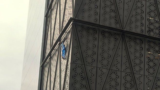 Marcin Banot escaló una torre de Puerto Madero sin protección.