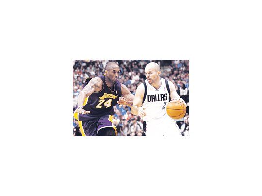 Jason Kidd driblea ante Kobe Briant. Dallas dio la sorpresa al barrer a los Lakers.