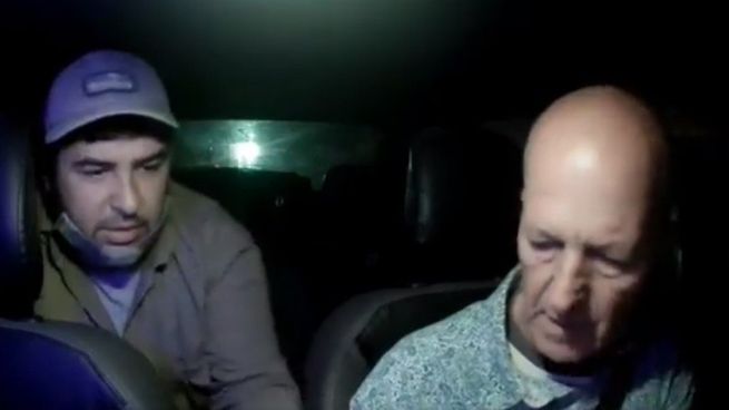 Imagen del momento del asalto en el taxi.