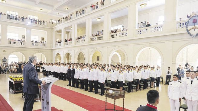 egresados. Alberto Fernández, ayer encabezó el acto de egreso de oficiales en el Colegio Militar de Palomar.