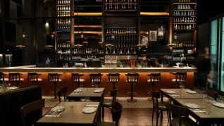 La propuesta, que debutó el 3 de agosto, se define como un bodegón neofolk: familiar y cálido, pero atravesado por un lenguaje moderno.