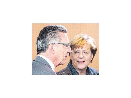 Si bien la canciller Merkel evitó dar un ultimátum directo a sus socios europeos, el mensaje llegó de parte de su ministro de Interior, Thomas de Maizière, quien pidió sanciones económicas para los países que no acepten cuotas de refugiados.