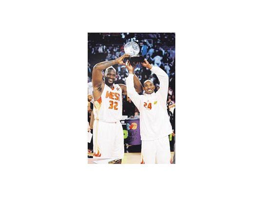 Kobe Bryant y Shaquille O’Neal levantan juntos el trofeo al jugador más valioso. Fueron compañeros en Los Ángeles Lakers hasta la temporada 03/04.