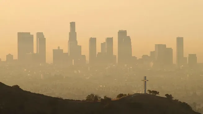 Miles de personas en varios condados del estado de California en EEUU recibieron la orden de permanecer en sus hogares y evitar toda exposición al aire libre.