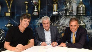 Miguel &Aacute;ngel Russo firm&oacute; contrato frente al presidente de Boca, Jorge Amor Ameal, y al vicepresidente, Mario Pergolini.