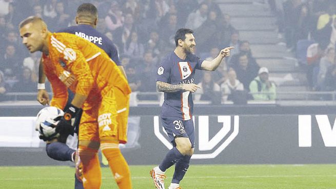 Goleador. Messi le agradece a Neymar el pase que le dio para que pueda marcar el gol con el que PSG venció a Olympique Lyon.