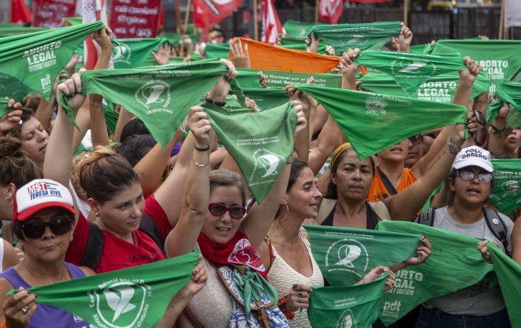 El objetivo del trabajo fue analizar las consecuenciasdel rechazo del Senado al proyecto de ley de 2018 que habría despenalizadocompletamente el aborto en las primeras 14 semanas de embarazo