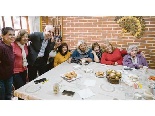 Lilita “superstar”. Ayer acompañó a Horacio Rodríguez Larreta en el barrio porteño de Almagro. El viernes estará con los candidatos en Santa Fe y la semana próxima en provincia de Buenos Aires.