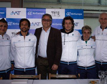 Parte del equipo técnico argentino de Copa Davis junto con Diego García, director regional de Air Europa.
