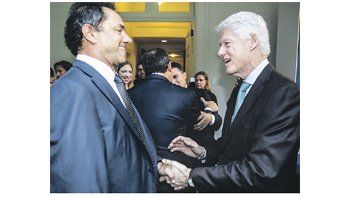 Bill Clinton y Daniel Scioli se encontraron anoche en Río de Janeiro. Hoy se sumará Mauricio Macri a las sesiones en el Copacabana Palace.