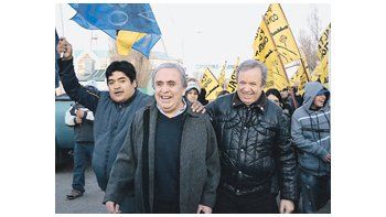 El reelecto gobernador Daniel Peralta, junto al flamante intendente electo de Río Gallegos, Raúl Cantín. En las últimas horas, Francisco Anglesio reconoció que no sucederá al radical Héctor Roquel.