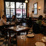 Un restaurante porteño durante un horario de almuerzo, con varias mesas vacías y pocas ocupadas. Empresarios del sector aseguran que el consumo cayó entre 30% y 40% en los últimos dos años, con clientes que salen a comer pero reducen el gasto promedio y priorizan promociones