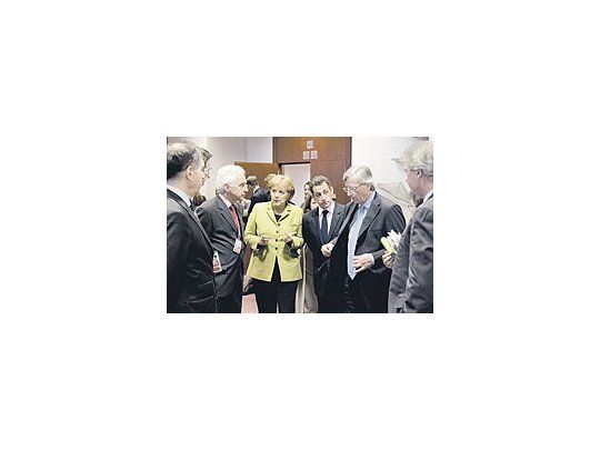 Angela Merkel, Nicolas Sarkozy y el primer ministro de Luxemburgo, Jean-Claude Juncker,ayer en un aparte de la Cumbre de la Unión Europea en Bruselas. El bloque optó por conciliarcon Cuba, aunque eso le provoque un choque con EE.UU.