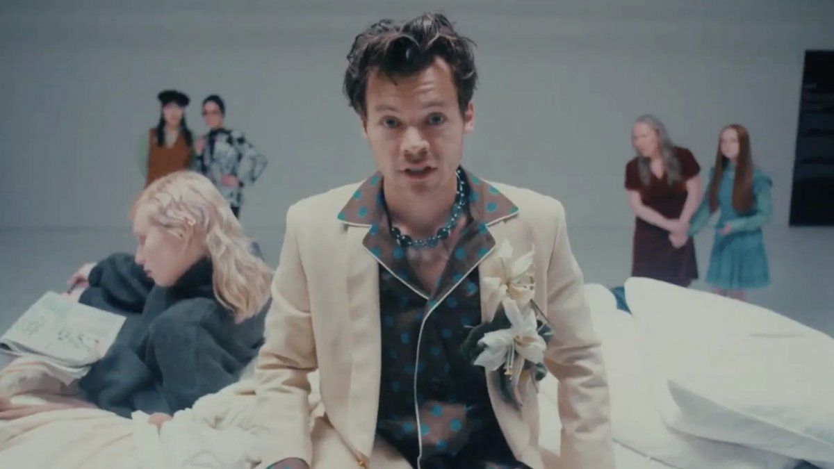 Harry Styles Presented The Video For Late Night Talking 24 Hours World