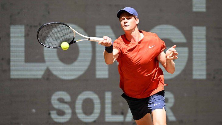 Jannik Sinner se impuso en el ATP 500 de Halle, Alemania, tras derrotar en la final al polaco Hubert Hurkacz (9&ordm;). Con esta victoria, el italiano se asegura tras Wimbledon continuar como el N&deg;1 del mundo.