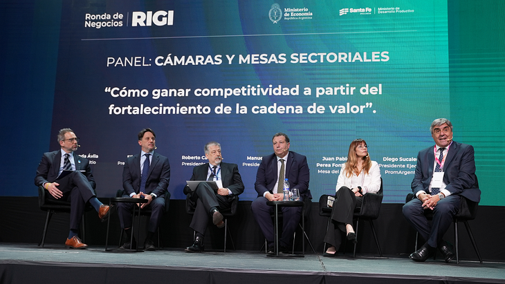 En el panel de las cámaras y mesas sectoriales estuvieron Diego Suculesca (PromArgentina), Juan Pablo Perea (Mesa del Cobre), Manuel Benítez (Capmin), Elio Del Re (Adimra), Fernada Ávila (Mesa del Litio) y Roberto Cacciola (CAEM). En el panel de las cámaras y mesas sectoriales estuvieron Diego Suculesca (PromArgentina), Juan Pablo Perea (Mesa del Cobre), Manuel Benítez (Capmin), Elio Del Re (Adimra), Fernada Ávila (Mesa del Litio) y Roberto Cacciola (CAEM).
