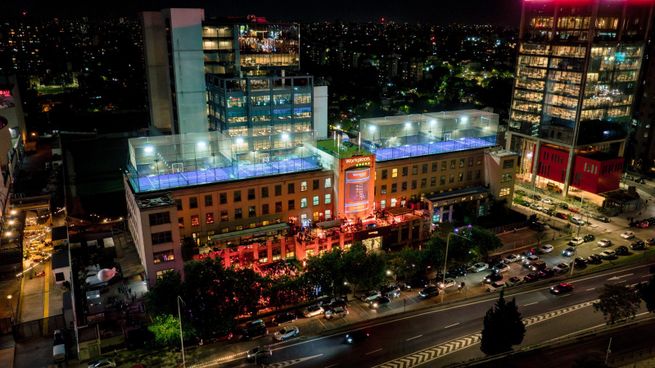 Vista aérea nocturna de Workplace by IRSA en Polo Dot, uno de los hubs tecnológicos y corporativos más importantes de la Ciudad de Buenos Aires