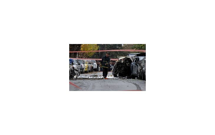 Automóviles estacionados en la zona también resultaron dañados.
