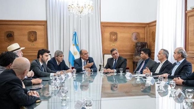 La reunión de Ignacio Torres y Claudio Vidal con funcionarios nacionales.
