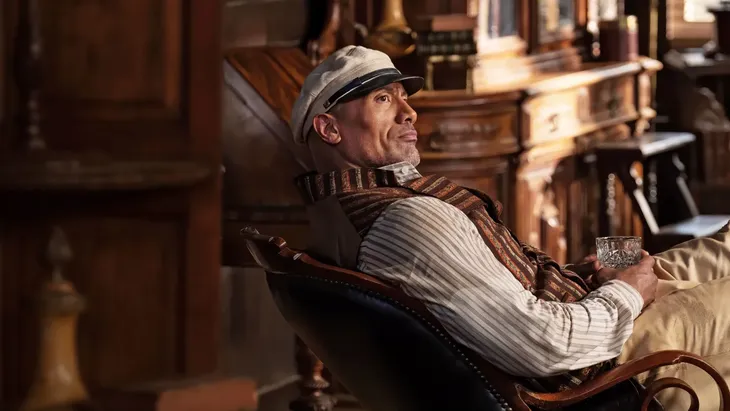 Un recorrido en bote por la selva sirve de punto de partida para una aventura donde el humor del capit&aacute;n marca el tono del viaje.