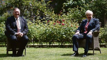 aLIANZA. El primer ministro Boris Johnson recibió ayer al jefe del Departamento de Estado norteamericano, Mike Pompeo, quien fustigó a China (ver Contratapa).