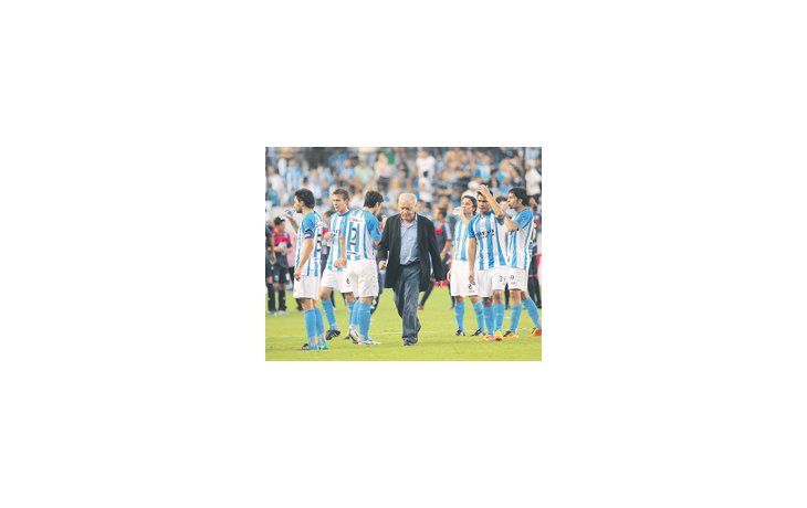 La cara de Alfio Basile lo dice todo. El técnico estuvo disconforme con el debut de su equipo en el campeonato y a pesar de las arengas y los cambios no lo pudo mejorar.