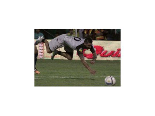 Carlos Bueno volvió a jugar al fútbol luego de esta lesión que sufrió ante Boca.
