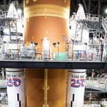 El cohete SLS (Sistema de Lanzamiento Espacial) ya comenzó a ser trasladado hasta la plataforma de lanzamiento en el Centro Espacial Kennedy en Florida. El cohete SLS (Sistema de Lanzamiento Espacial) ya comenzó a ser trasladado hasta la plataforma de lanzamiento en el Centro Espacial Kennedy en Florida.