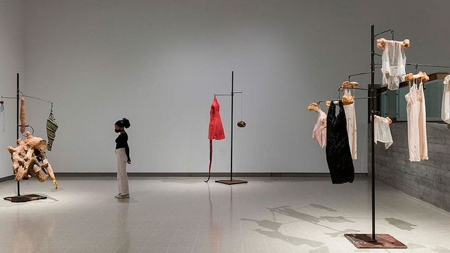 Muchos artistas hacen referencia a las funciones positivas del arte. Louise Bourgeois dijo: “El arte puede reparar.