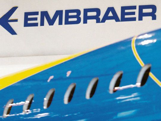 EMBLEMA. El logo de Embraer se observa en la sede central de la empresa en el suburbio industrial paulista de São Bernardo do Campo.
