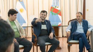 El gobernador riojano, Ricardo Quintela junto a representantes de partidos liberales.&nbsp;