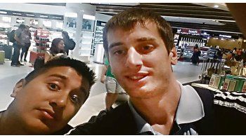 Recién llegados. Matías, junto a uno de sus amigos, se sacaron una selfie en el comienzo de sus vacaciones apenas aterrizaron en el aeropuerto.
