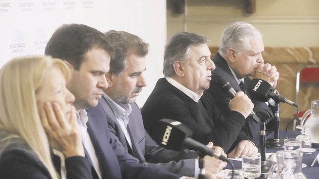 completo. A diferencia de la mesa nacional de Juntos por el Cambio, los diputados no dejaron fuera a ningún integrante de la coalición para explicar ayer el pedido de juicio político contra Alberto Fernández.