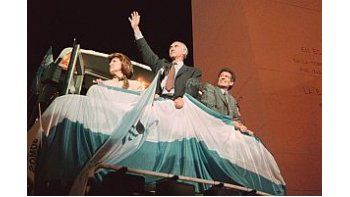Fernando De la Rúa, su esposa Inés Pertiné y Carlos Chacho Álvarez festejan en el Obelisco el triunfo electoral de 1999.