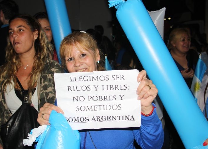 La gente se autoconvocó en el Obelisco para festejar el triunfo de Macri.