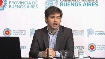 El gobernador Axel Kicillof realiza una conferencia de prensa .