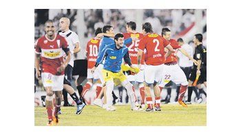 El festejo de los jugadores de la Católica tras el gol del triunfo marcado por Federico Pizarro. La cara de Silva es el reflejo de la decepción de todo Vélez.