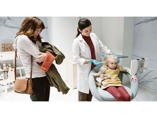 Black Mirror. Jodie Foster dirigió un capítulo de la serie que explora un futuro en el que los padres espían a los hijos a través de un chip instalado en su cerebro que transmite lo que ven y oyen.