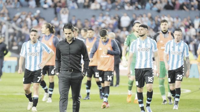 dESILUSIÓN. El técnico Fernando Gago y todos los jugadores de Racing se retiran del campo de juego tras dejar pasar la gran oportunidad de salir campeones. La “Academia” perdió y no capitalizó la ayuda de Independiente.