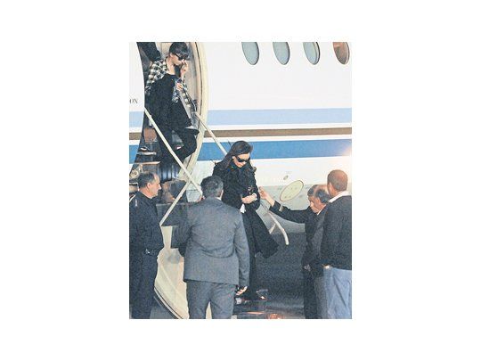 Cristina de Kirchner y su hija Florencia, ayer, al descender en el sector militar de aeroparque del Tango 03, en la Ciudad de Buenos Aires, para luego trasladarse a la quinta presidencial en Olivos.